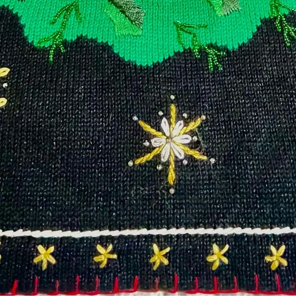Festive Black Sweater with Teddy Bear Wreath Design Excellent Condition Size M - Picture 6 of 9
